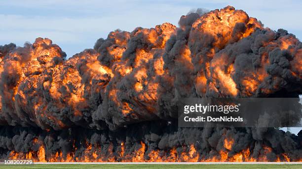 explosión masiva y bola de fuego - bomb explosion fotografías e imágenes de stock