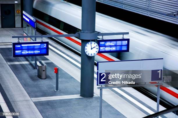 moderne bahnhof - arrivals stock-fotos und bilder