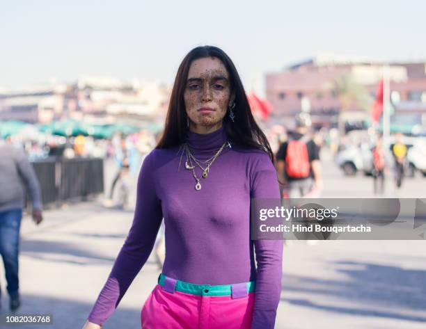 jeune femme marche dans la rue - femme black stock pictures, royalty-free photos & images