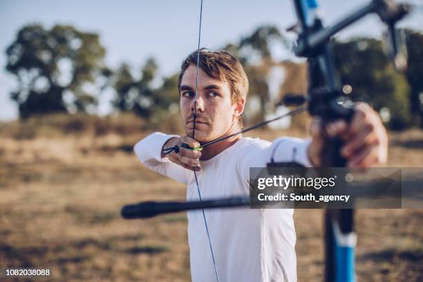 boogschieten - arrow bow and arrow stockfoto's en -beelden