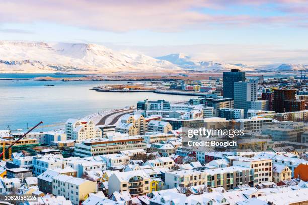 vista del centro de reykjavik islandia en invierno mañana - reikiavik fotografías e imágenes de stock