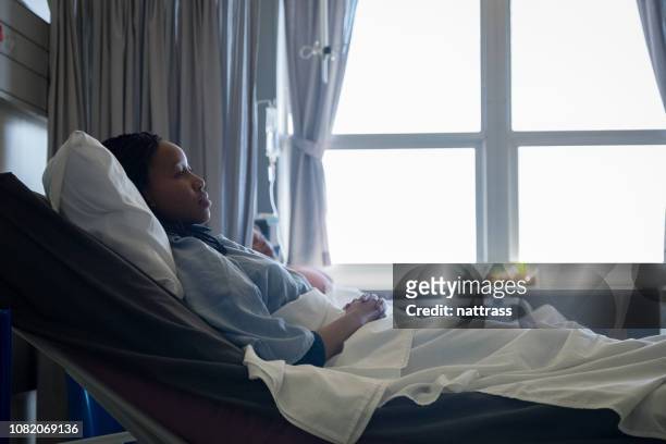 zieke patiënt liggend in ziekenhuisbed - hospital bed stockfoto's en -beelden