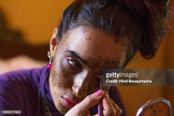 young women doing makeup - showus makeup stock pictures, royalty-free photos & images