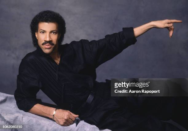Singer Lionel Ritchie poses for a portrait circa 1980 in Los Angeles, California