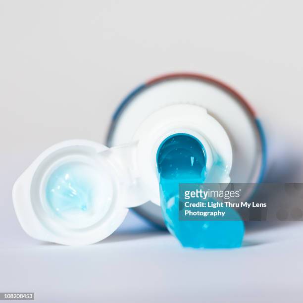blue toothpaste top view - zahnpasta stock-fotos und bilder