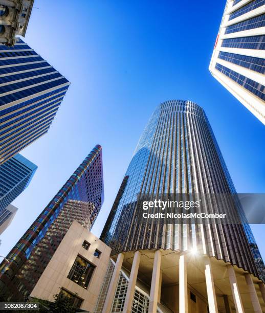 san francisco low angle view des california 101 office tower - business south america stock-fotos und bilder