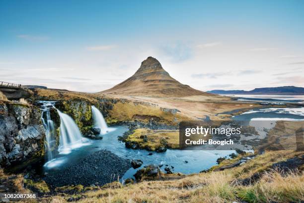 kirkjufellfoss cascada y montaña paisaje islandia - reikiavik fotografías e imágenes de stock