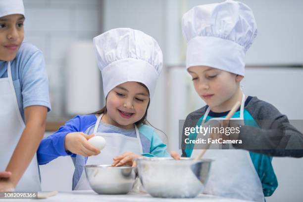 grundschüler kochen - children cooking school stock-fotos und bilder