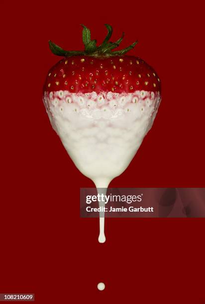 strawberry 'n' cream - strawberries and cream stock pictures, royalty-free photos & images