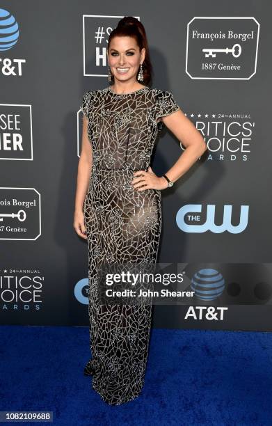 Debra Messing attends the 24th Annual Critics' Choice Awards at Barker Hangar on January 13, 2019 in Santa Monica, California.