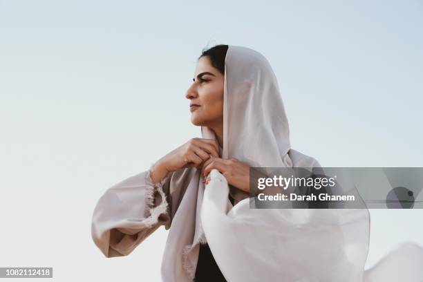 a bold muslim woman - 阿拉伯 個照片及圖片檔