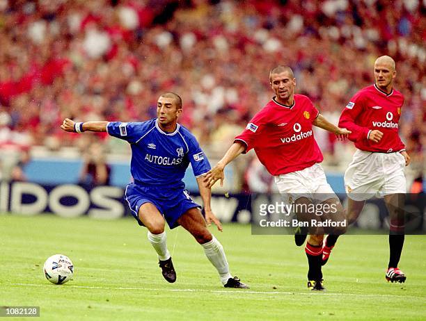 Roberto Di Matteo of Chelsea evades the challenge from Roy Keane of Manchester United during the Charity Shield match played at Wembley Stadium, in...