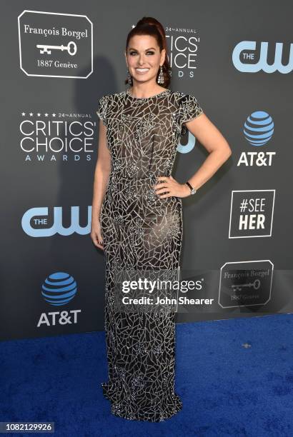 Debra Messing attends The 24th Annual Critics' Choice Awards at Barker Hangar on January 13, 2019 in Santa Monica, California.