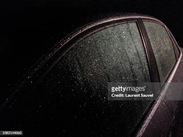 close-up of a black wet car at night with shiny raindrops - laurent sauvel photos et images de collection