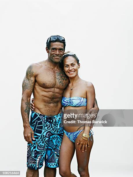 husband and wife embracing - tough love stockfoto's en -beelden