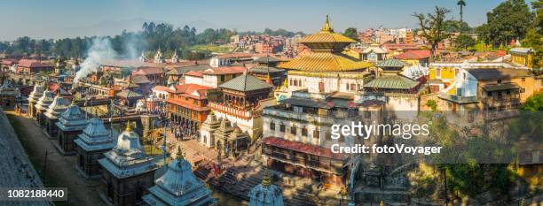ghâts de katmandou bagmati à pashupatinath temple sanctuaires panorama népal - pashupatinath photos et images de collection