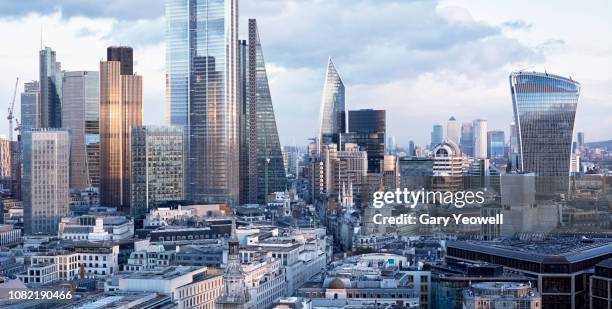 elevated view over london financial district at sunset - general views of the london skyline stockfoto's en -beelden