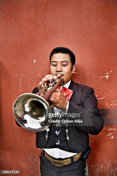 mexicain mariachi homme jouant trompette contre le mur - artiste musique photos et images de collection