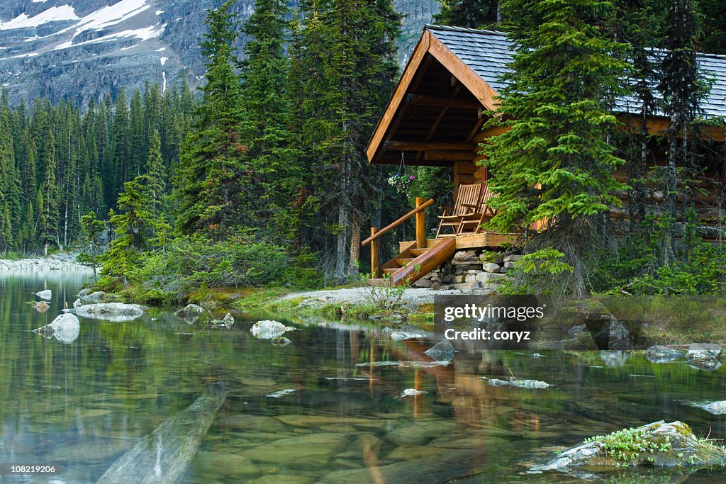 Cabaña de madera en el lago O'Hara, Canadá