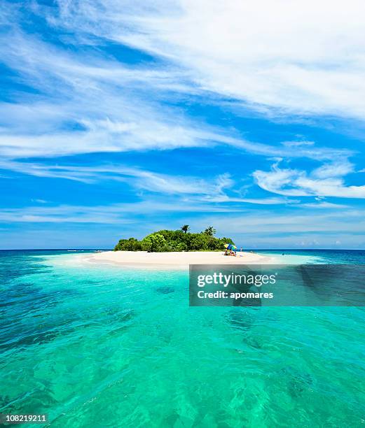 solitude île tropicale dans les caraïbes - océan pacifique photos et images de collection