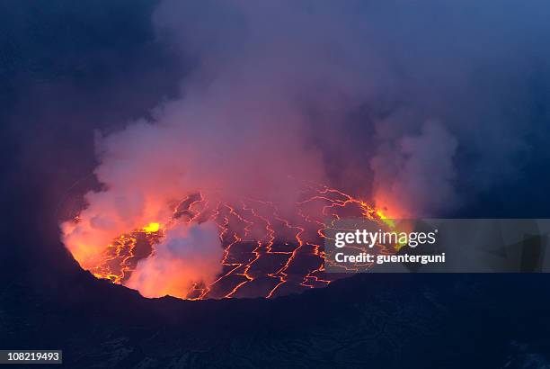 vista para o centro da terra - lava lake - fotografias e filmes do acervo