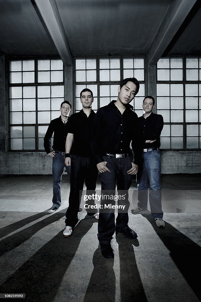 Modische junge Männer und junge Band Group Shot