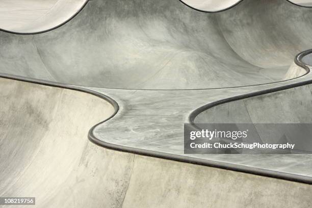 a wavy concrete skateboard bmx stunt park - half pipe 個照片及圖片檔