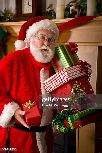 santa claus con regalos - religious saint fotografías e imágenes de stock