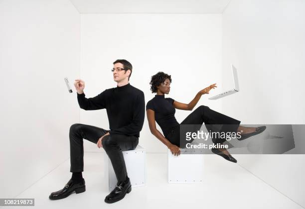 homem e mulher usando dispositivos electrónicos flutuante - innovation white background imagens e fotografias de stock