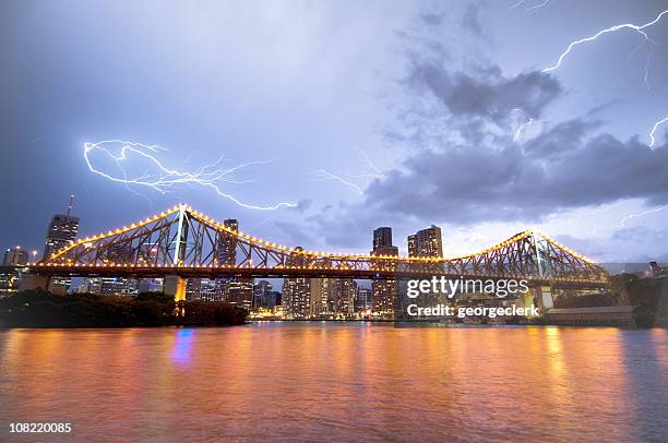 relámpago sobre brisbane - brisbane fotografías e imágenes de stock