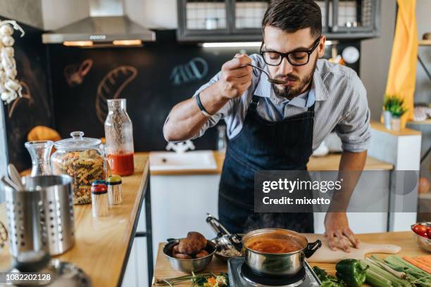 esto huele tan delicioso - cook fotografías e imágenes de stock