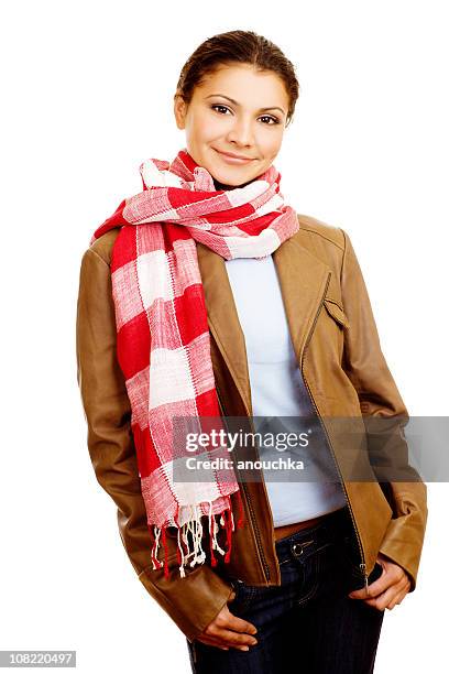 lächelnde junge frau mit schal und leder jacke - schal freisteller stock-fotos und bilder
