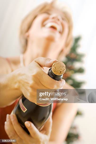frauen mit einer flasche champagner, lachen - sektkorken stock-fotos und bilder