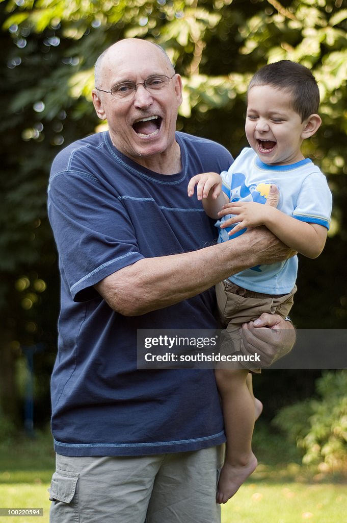 Nonno e nipote ridere.