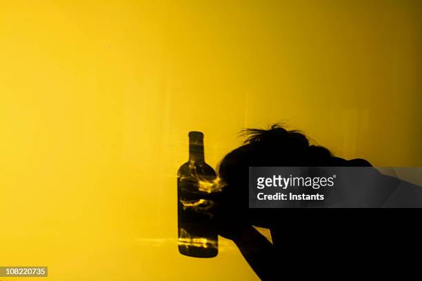 alcolismo - alcolismo foto e immagini stock