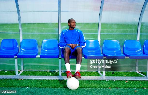 soccer player sitting on sidelines - dug out stockfoto's en -beelden