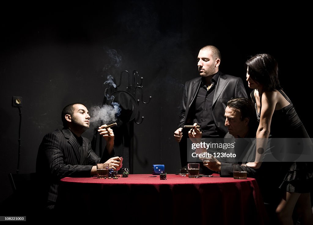 Femme devant un groupe des hommes jouer au Poker gangsters
