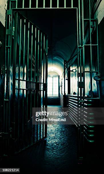 dark prison corridor with light at end - prison escape 個照片及圖片檔