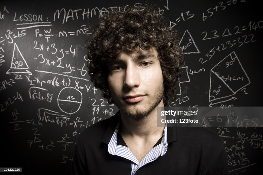 Kopf und Schultern Schuss von junger Mann mit Blackboard
