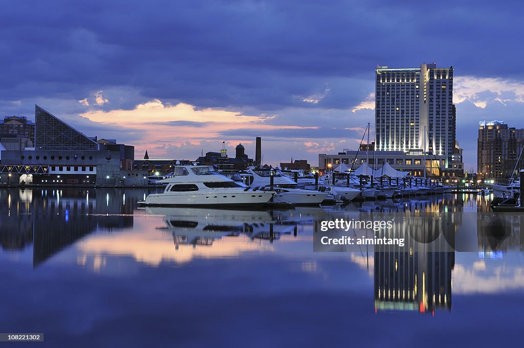 Inner Harbor mit Yachten bei Sonnenaufgang, Baltimore