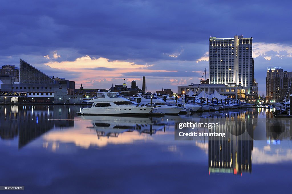 En Yates en el puerto interior (Inner Harbor) de Baltimore, Daybreak