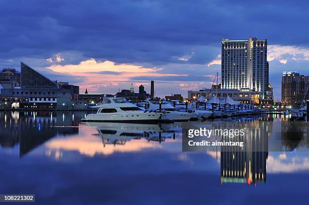 inner harbor with yachts at daybreak, baltimore - baltimore maryland stockfoto's en -beelden