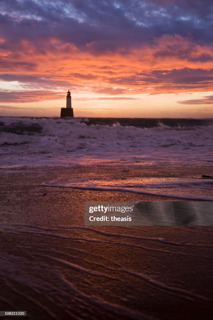 Faro Antes del amanecer Mar del Norte