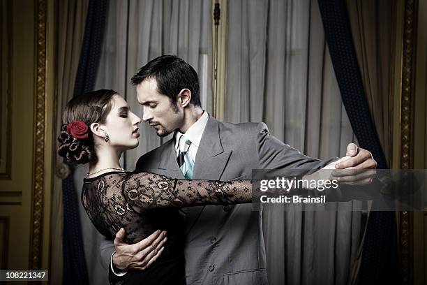 junges paar, die tango im zimmer, low-key - tango black stock-fotos und bilder