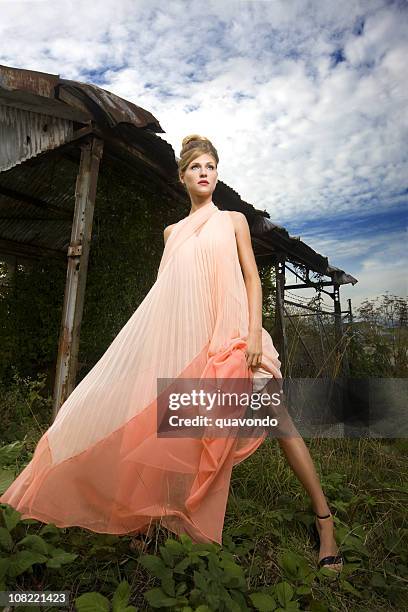 bonita caucasiana modelo de moda fora em fluxo de vestido rosa - alta costura imagens e fotografias de stock