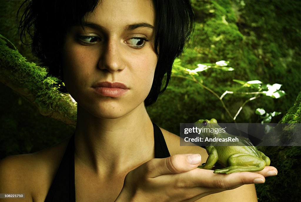 Junge Frau hält und gleichzeitig Frog