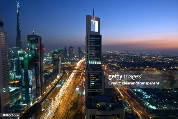 dubai horizonte de la ciudad por la noche - hotel jumeirah beach fotografías e imágenes de stock