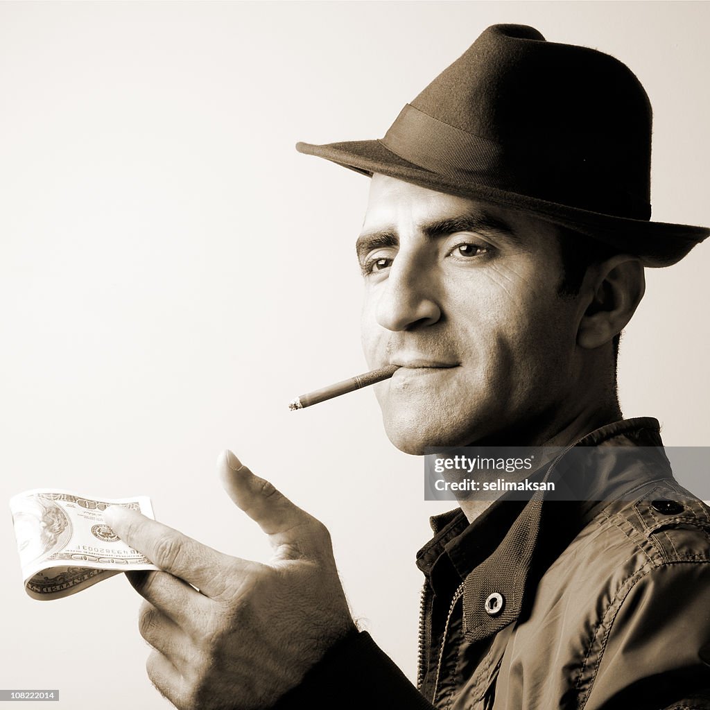 Sépia Retrato de adulto homem dando dólares enquanto se fuma