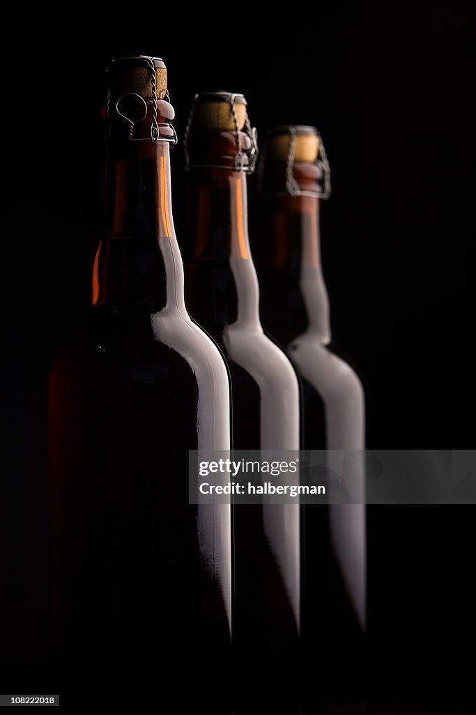 Tres botellas de cerveza Corked