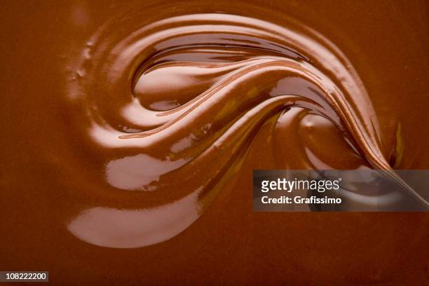 geschmolzener schokolade - chocolat texture stock-fotos und bilder